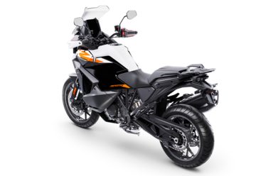 PHO_BIKE_PERS_LIHI_MY25-KTM-1390-Super-Adventure-S-Black-EU-rear-left_#SALL_#AEPI_#V1
