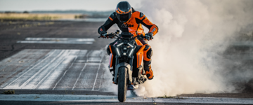 PHO_BIKE_DET_KTM-30YRSofDUKE-MY24-ModelPage1390-1920x800v1_#SALL_#AEPI_#V1
