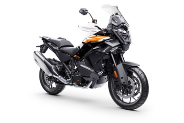 641761_MY25_KTM_1390_Super_Adventure_S_EVO Black_EU_Front-Right_EUROPE GLOBAL_2026 Street and Adventure models_KTM 1390 SUPER ADVENTURE RANGE