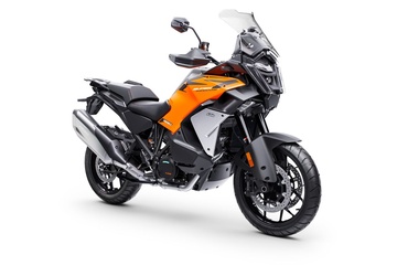 641773_MY25_KTM_1390_Super_Adventure_S_EVO Orange_EU_Front-Right_EUROPE GLOBAL_2026 Street and Adventure models_KTM 1390 SUPER ADVENTURE RANGE