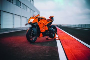 654518_MY26_KTM 990 RC R_STATIC_STATICS_STATICS