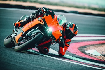 654621_MY26_KTM 990 RC R_ACTION_ACTION_ACTION