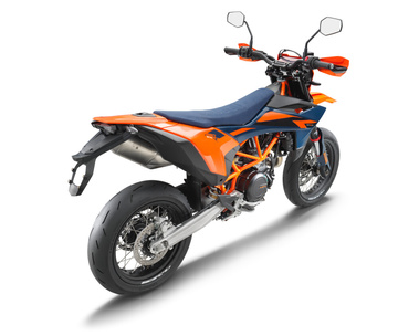659457_MY26_KTM 690 SMC R_45 rear right_EU SPEC_EU_GLOBAL_STUDIO