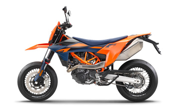 659450_MY26_KTM 690 SMC R 90 left_EU SPEC_EU_GLOBAL_STUDIO