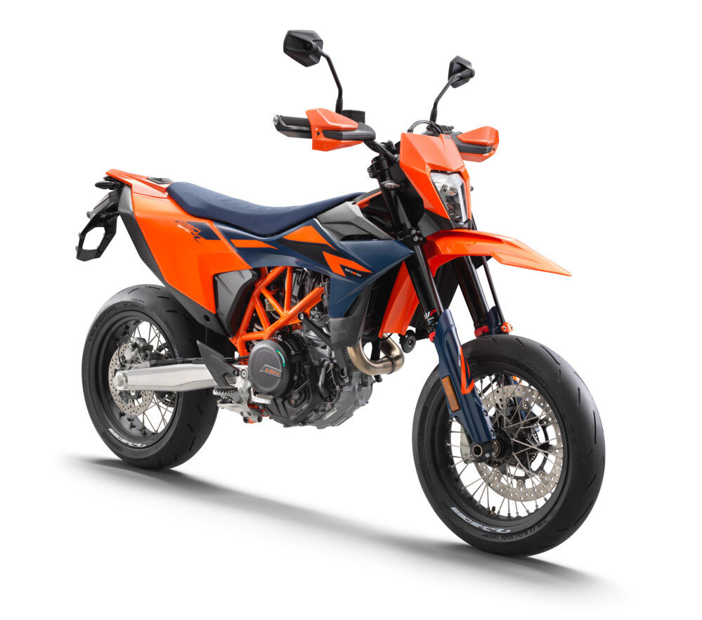659456_MY26_KTM 690 SMC R_45 front right_EU SPEC_EU_GLOBAL_STUDIO