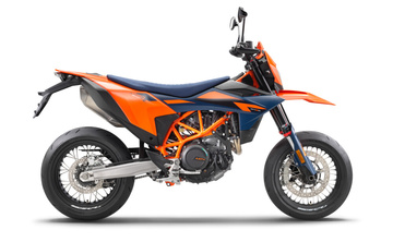 659452_MY26_KTM 690 SMC R 90 right_EU SPEC_EU_GLOBAL_STUDIO
