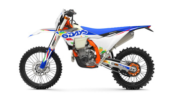 675042_MY26-KTM-500-EXC-F-6DAYS-90-left_KTM EXC 6DAYS_STUDIO