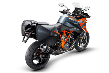 416766_MY22 KTM 1290 SUPER DUKE GT - With Cases _45_ right rear_02 Studio Images_Studio_EU_ Global_STUDIO