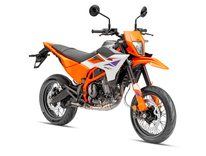 659862_MY25_KTM 390 SMC R_STUDIO_EU SPEC_45-Front_STUDIO_EU_GLOBAL_STUDIO_EU_GLOBAL