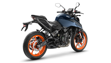 727399_MY26-KTM-125 DUKE-Blue_004_EU_GLOBAL_IMAGES