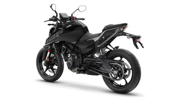 727404_MY26-KTM-125 DUKE-Black_005_EU_GLOBAL_IMAGES