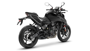 727405_MY26-KTM-125 DUKE-Black_004_EU_GLOBAL_IMAGES