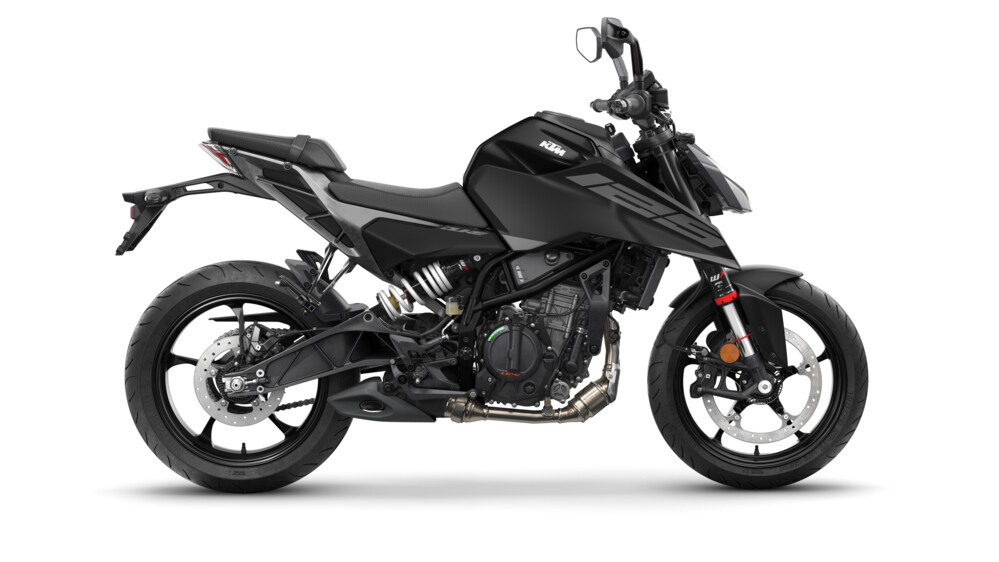 727408_MY26-KTM-125 DUKE-Black_001_EU_GLOBAL_IMAGES