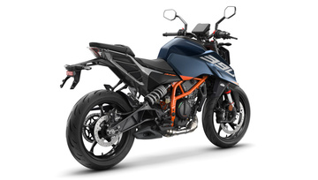 729699_MY26_KTM 390 DUKE-Blue-rear-right_EU_GLOBAL_IMAGES
