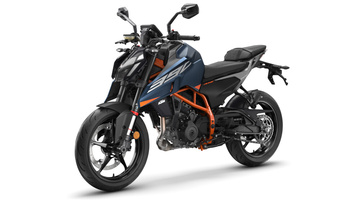 729696_MY26_KTM 390 DUKE-Blue-front-left_EU_GLOBAL_IMAGES
