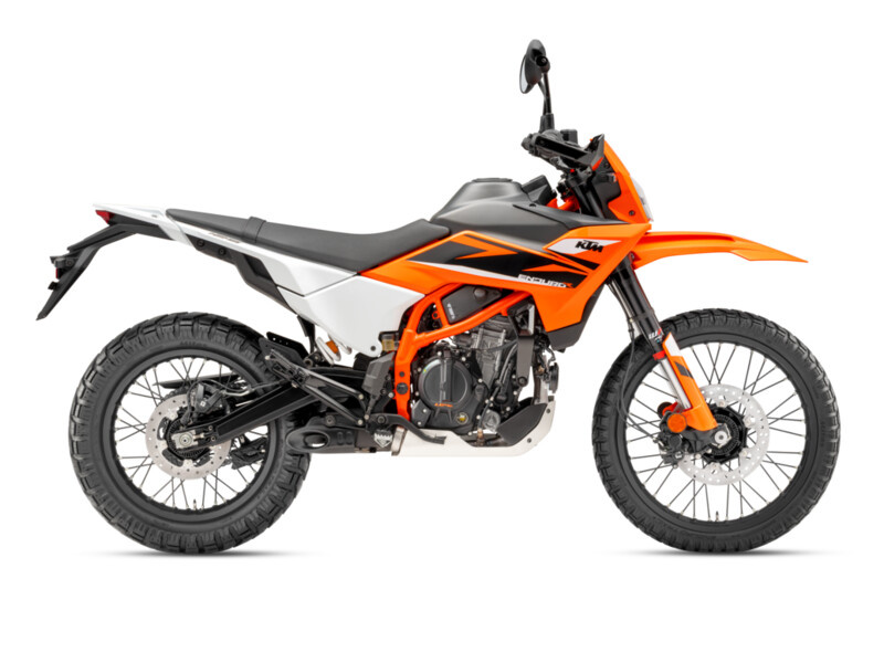 659795_MY25_KTM 125 ENDURO R_STUDIO_EU SPEC_90-Right_04_STUDIO_EUROPE GLOBAL