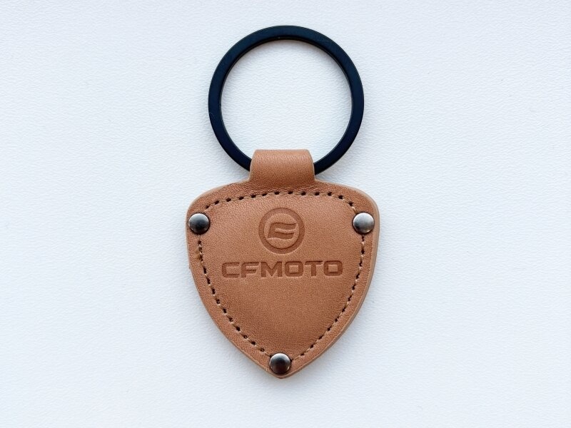 Kožená klíčenka CFMOTO (hnědá)